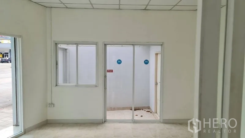 店屋 出租 - 后部区域，推拉门与侧窗通向服务院