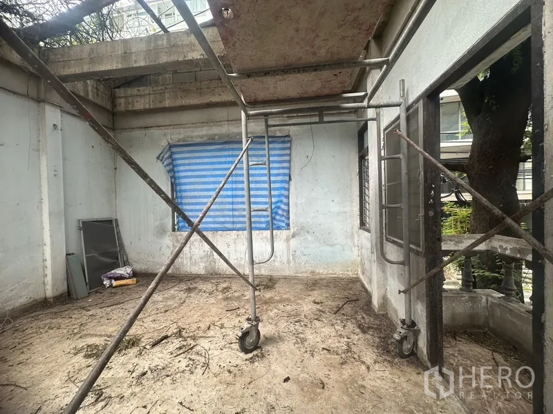 สำนักงาน ให้เช่า - อีกมุมของห้องติดนั่งร้าน ด้านเปิดโล่งและมีต้นไม้