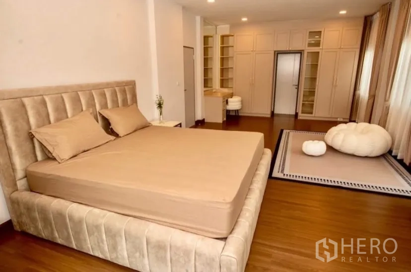 独立式住宅 出租在Bang Phli, Samut Prakan - 主卧另一角度，软包大床与大量储物柜。