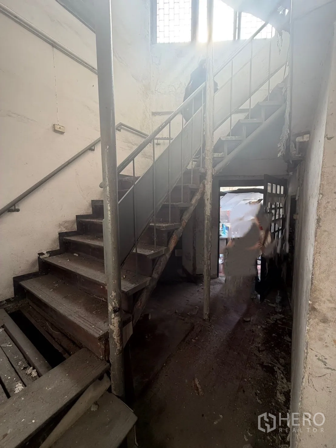 店屋 for rent in Watthana, Bangkok - 老旧楼梯间，金属扶手与剥落墙面。