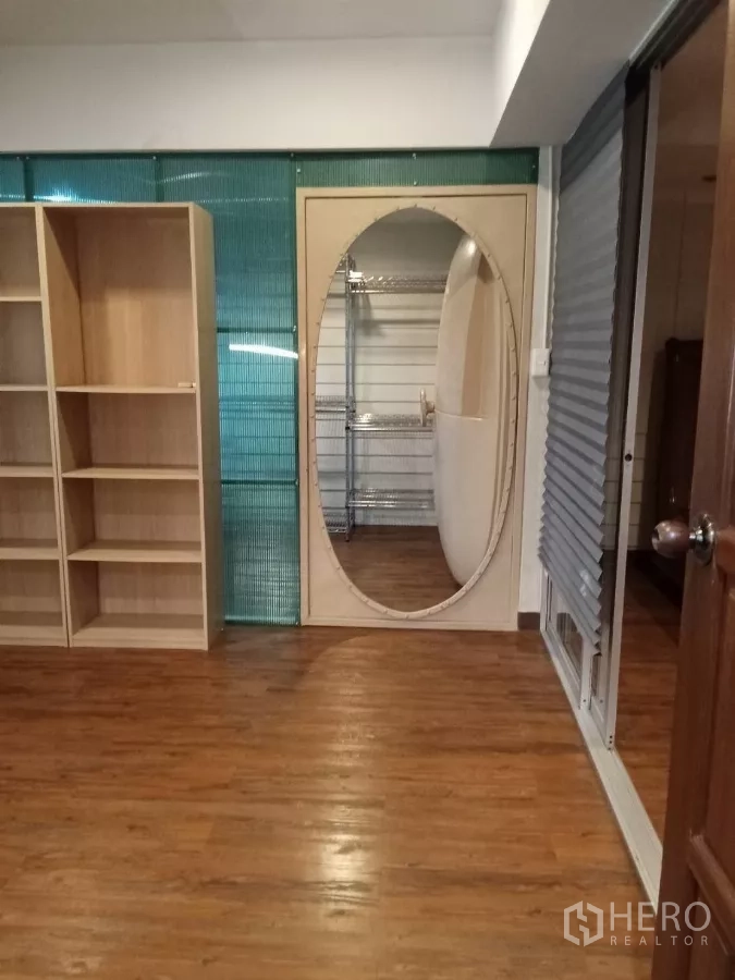 Home Office for rent in Lat Phrao, Bangkok - Small office or storage room with shelving, oval mirror and wood floor