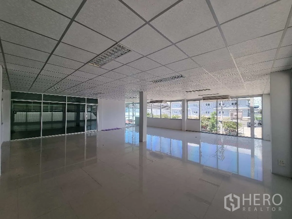 โรงงาน ให้เช่าในSamut Prakan - มุมสำนักงานอีกด้านพร้อมกระจกบานใหญ่ แสงธรรมชาติเต็มที่
