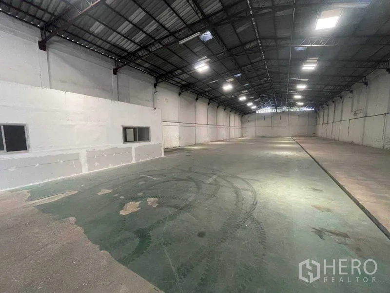 Warehouse for rent in Khlong Toei, Bangkok - Spacious warehouse interior with high steel roof, bright skylights and wide column-free concrete floor.