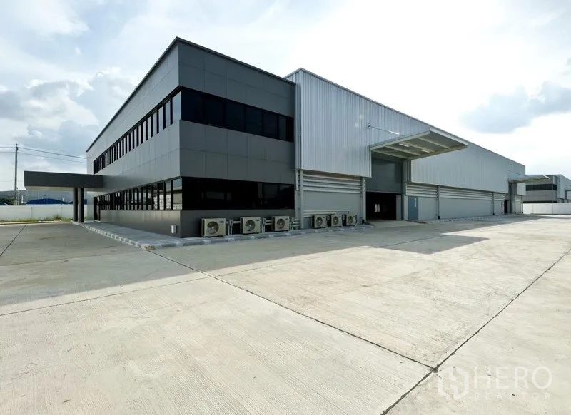 Factory for rent or sale in Samut Prakan - Modern factory with attached office block, wide concrete yard and loading canopies in Bang Sao Thong.