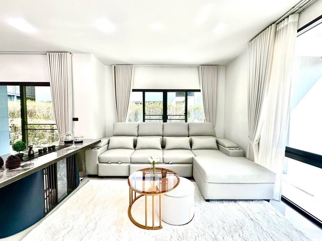 Detached House for rent in Bang Kapi, Bangkok - Corner lounge with L-shaped sofa, big windows and light drapes.