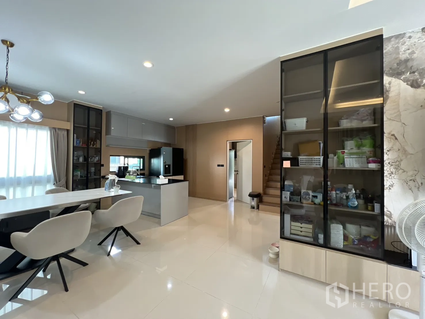 独立式住宅 出租或出售在Mueang Pathum Thani, Pathum Thani - 餐区连厨房岛台与陈列柜，采光充足。