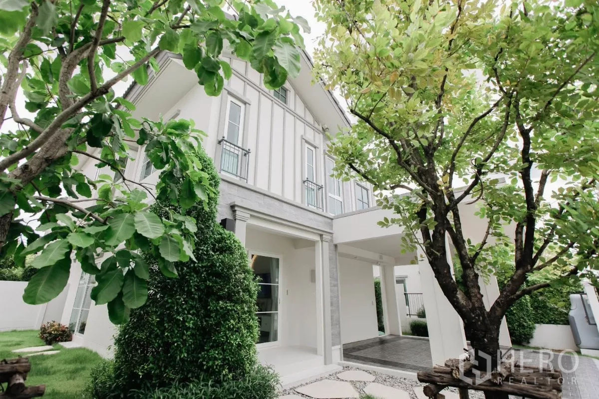 บ้าน ให้เช่าหรือขายในBang Phli, Samut Prakan - มุมข้างของตัวบ้าน มีสนามหญ้า ต้นไม้ใหญ่ และทางเดินข้างโรงจอดรถ
