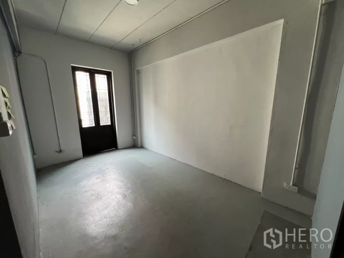 带办公室的家 出租在Pathum Wan, Bangkok - 亚光黑瓷砖卫生间，配淋浴套装。