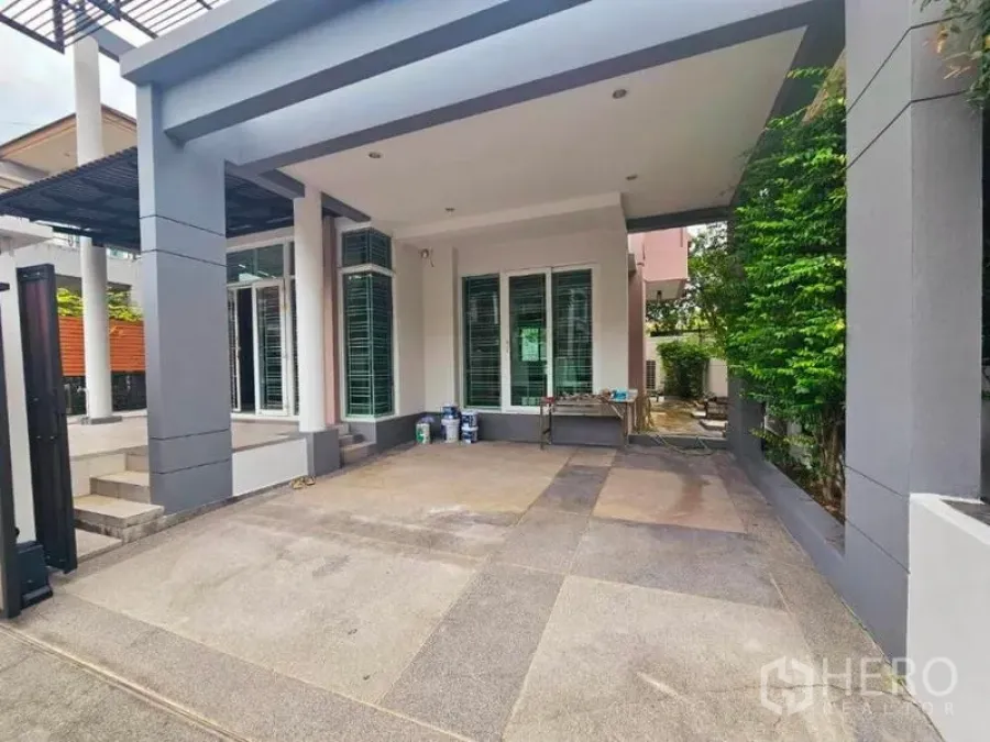Detached House for rent in Chatuchak, Bangkok - Covered carport and front porch of the detached house with modern columns.