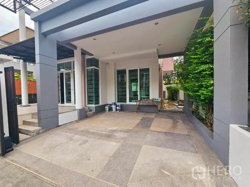 Detached House for rent in Chatuchak, Bangkok - Covered carport and front porch of the detached house with modern columns.