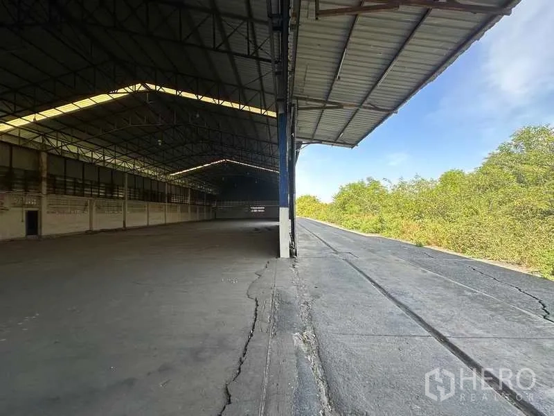 คลังสินค้า ให้เช่าในWang Noi, Phra Nakhon Si Ayutthaya - ชานยกสินค้าแบบเปิดบางส่วน พร้อมหลังคาคลุมและช่องทางสำหรับรถบรรทุกข้างแนวต้นไม้