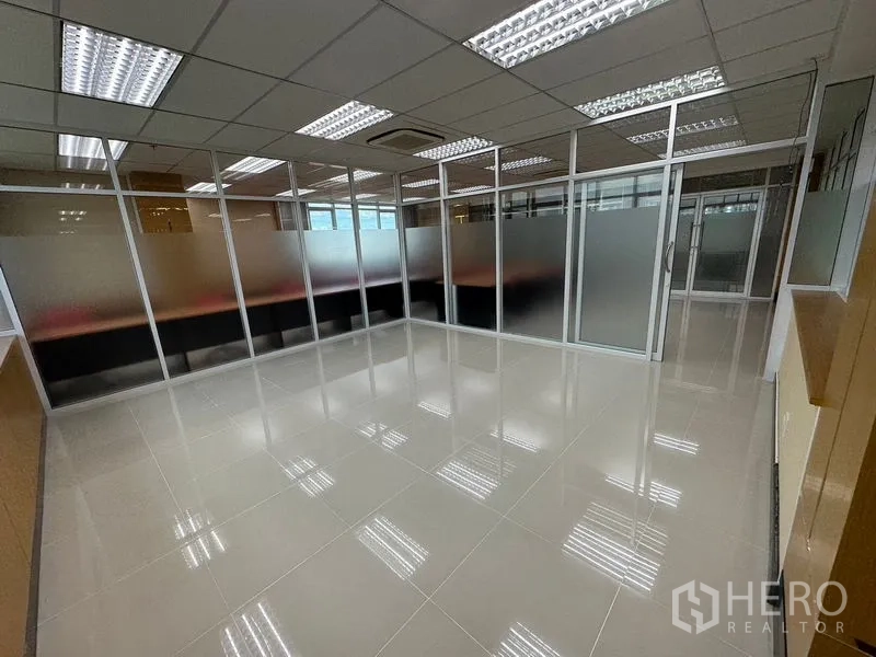 สำนักงาน ให้เช่าในSuan Luang, Bangkok - ห้องประชุมกั้นกระจกฝ้า พื้นกระเบื้องเงา และไฟเพดาน