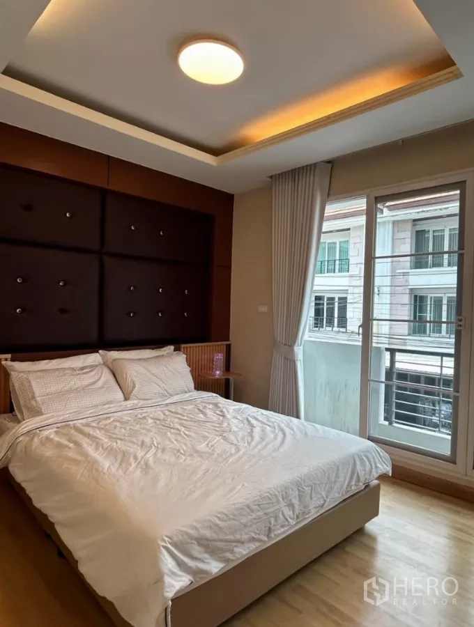 联排别墅 出租在Wang Thonglang, Bangkok - 次卧带软包床头与阳台门