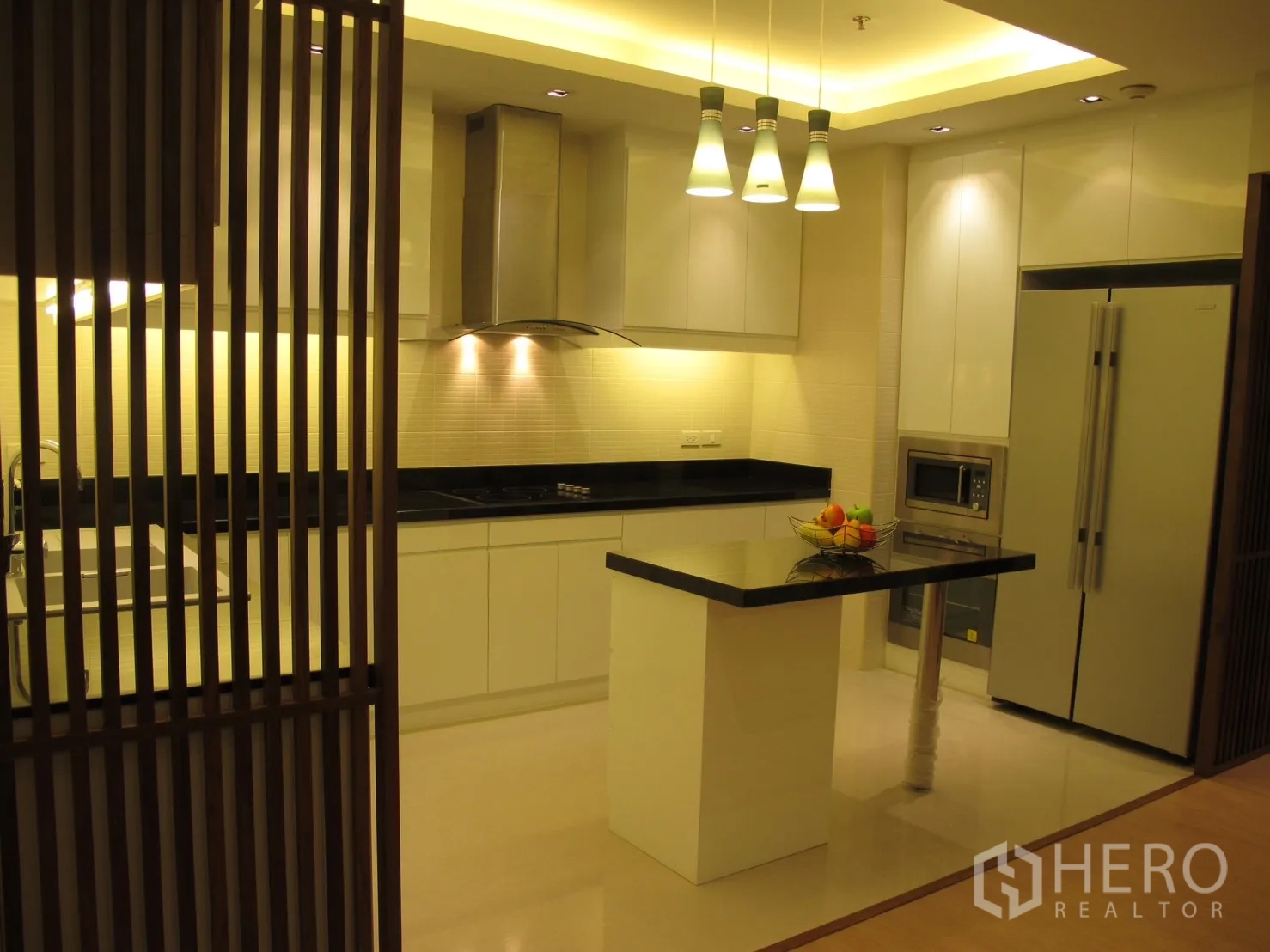 คอนโด ให้เช่าในWatthana, Bangkok - ครัวร่วมสมัยพร้อมไอส์แลนด์ โคมแขวน และเครื่องใช้บิวท์อิน