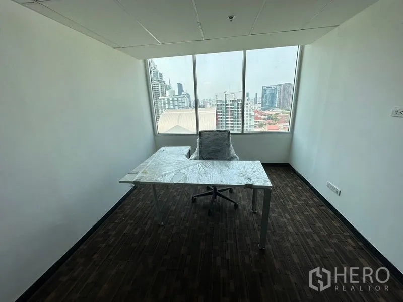 办公空间 出租在Watthana, Bangkok - 面向大窗的单人工位，自然采光充足，城市景观。
