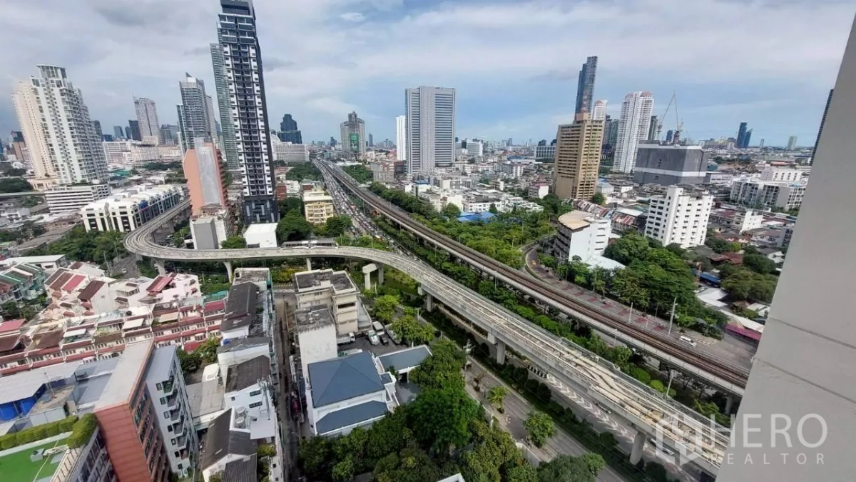 คอนโด ให้เช่าในKhlong San, Bangkok - วิวชั้นสูงของรางรถไฟฟ้า BTS ทางด่วน และตึกสูงในเขตคลองสาน