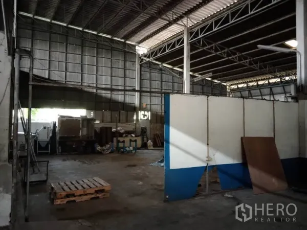 คลังสินค้า ให้เช่าในSaphan Sung, Bangkok - พื้นที่โกดังพร้อมผนังกั้น พื้นคอนกรีต คานเหล็ก และจุดวางพาเลท
