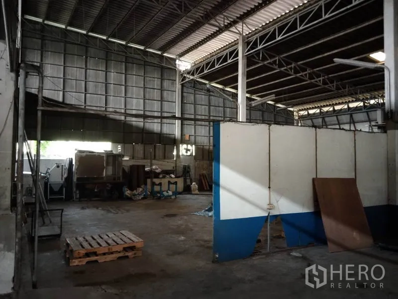 คลังสินค้า ให้เช่าในSaphan Sung, Bangkok - พื้นที่โกดังพร้อมผนังกั้น พื้นคอนกรีต คานเหล็ก และจุดวางพาเลท