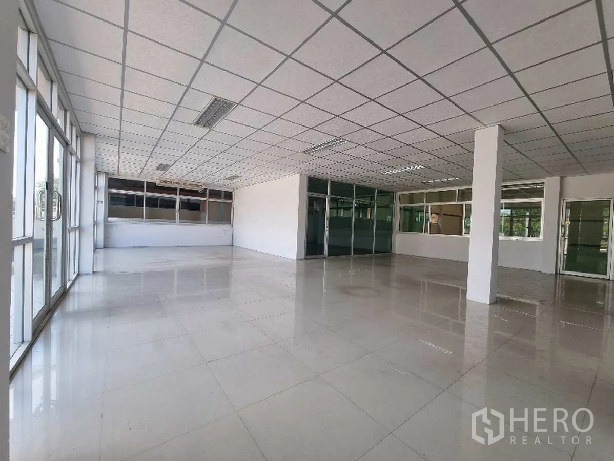 โรงงาน ให้เช่าในSamut Prakan - พื้นที่สำนักงานเปิดโล่ง พื้นกระเบื้อง เพดานทีบาร์