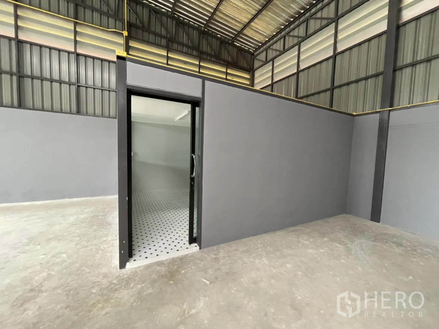 Factory for rent in Khlong Luang, Pathum Thani - Sliding glass door entry to the internal office set within the warehouse hall.