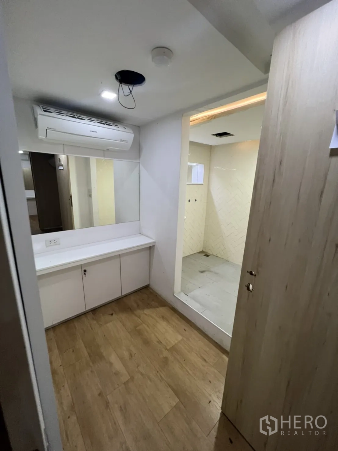 Shophouse for rent or sale in Watthana, Bangkok - Consultation area with mirror beside a tiled wet-room space.