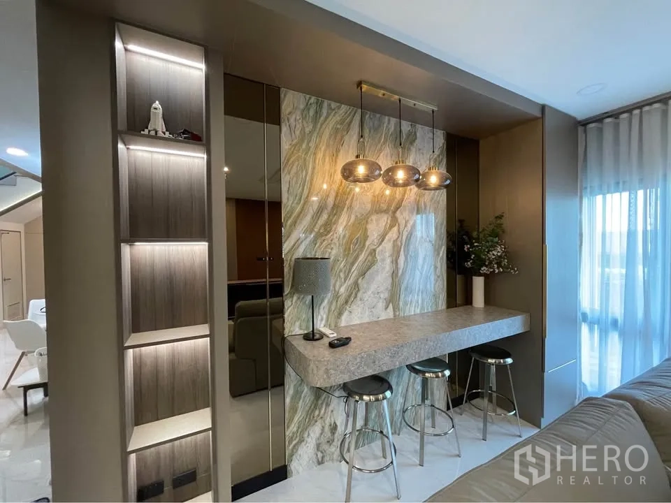 独栋房屋 for rent or sale in Bang Phli, Samut Prakan - 吧台区配仿石材背景墙与吊灯三盏。