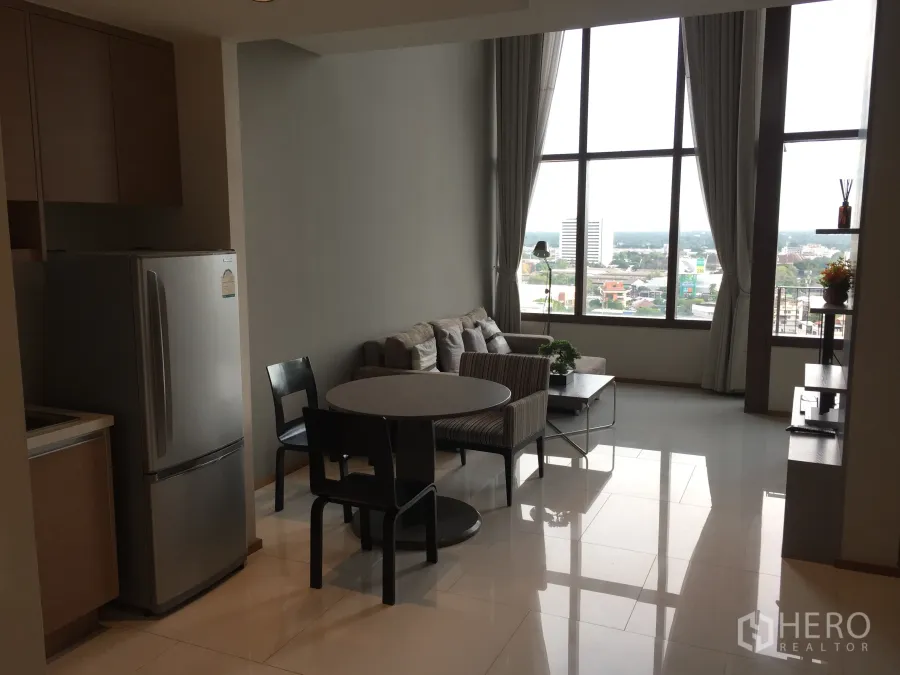公寓 出租在Khlong Toei, Bangkok - 明亮客厅，落地窗与城市景观