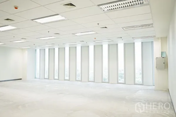 办公空间 出租在Bang Na, Bangkok - 采光充足的开放式办公室，落地窄窗、吊顶灯具，可眺望邦那城市景观
