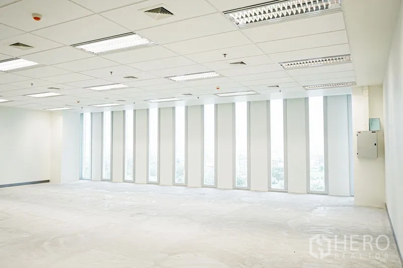 办公空间 出租在Bang Na, Bangkok - 采光充足的开放式办公室，落地窄窗、吊顶灯具，可眺望邦那城市景观