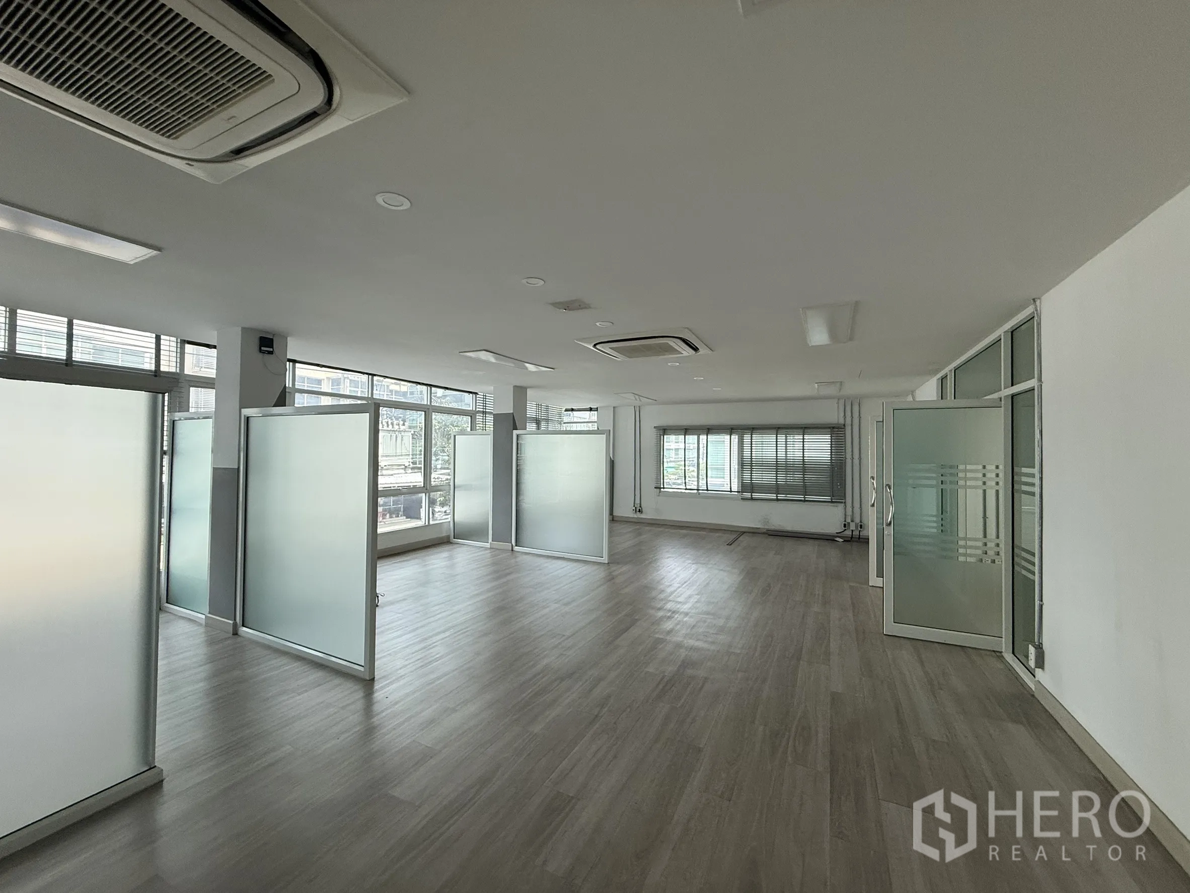 办公空间 出租在Bueng Kum, Bangkok - 开放式办公层，配磨砂玻璃隔断与吊顶嵌入空调。
