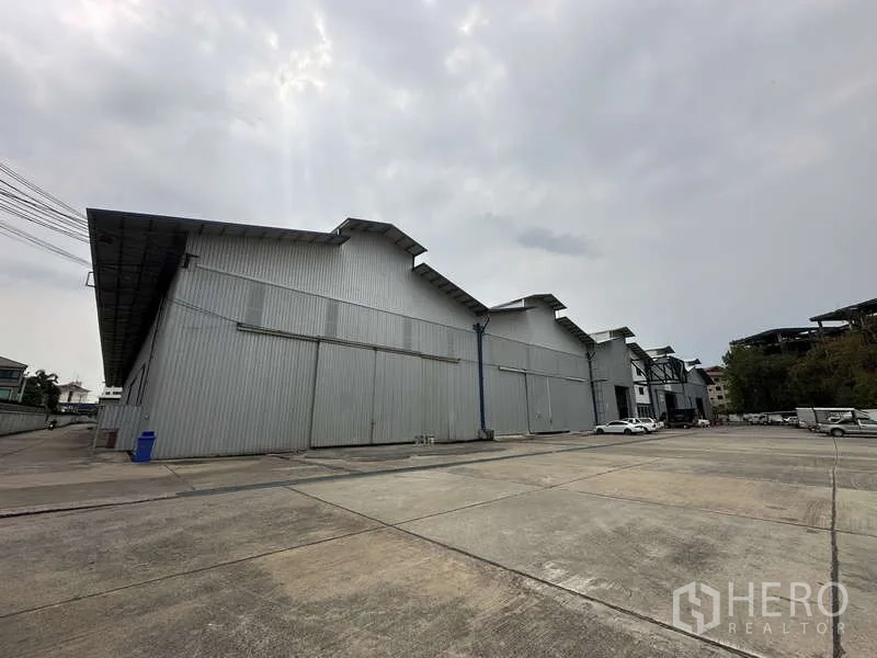 货栈 出租在Pak Kret, Nonthaburi - 仓库正面与超大停车/回转区，可容纳集装箱卡车。