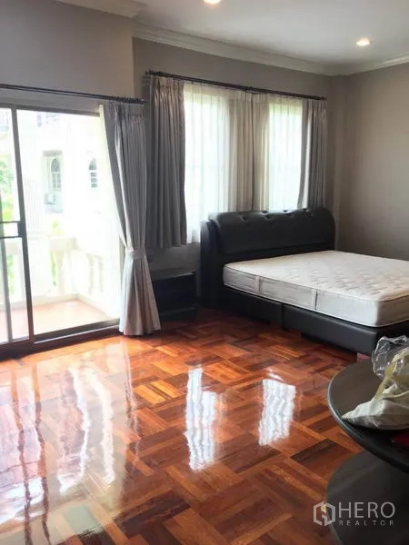独立式住宅 出租在Khlong Toei, Bangkok - 主卧铺拼花木地板，配大床并连通阳台。