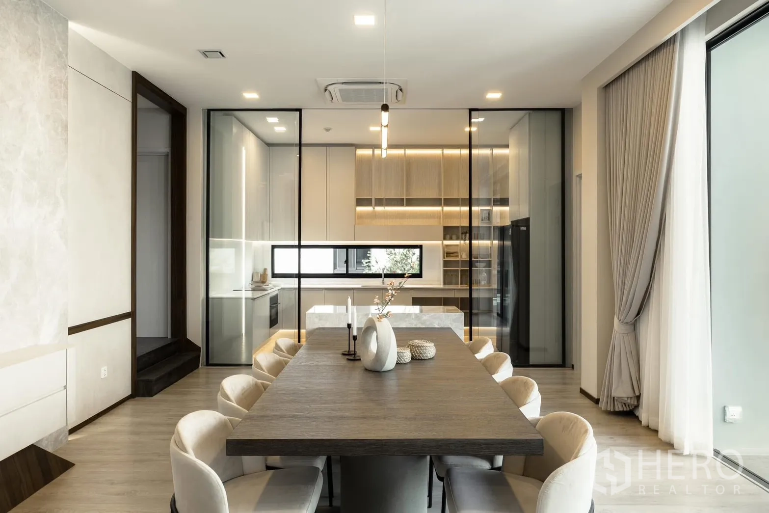 บ้านเดี่ยว for rent or sale in Saphan Sung, Bangkok - ห้องรับประทานอาหารโต๊ะยาวรองรับแปดที่นั่ง เชื่อมครัวกระจกที่มีไอแลนด์