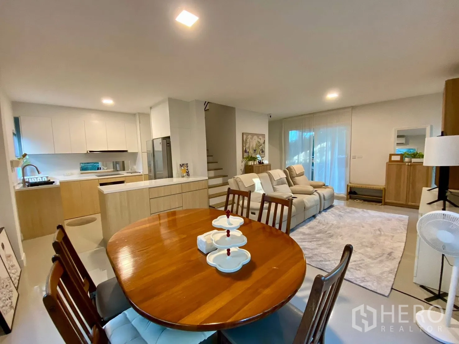 Semi-detached House for rent in Bang Phli, Samut Prakan - Dining area and modern kitchen connected to a spacious living room.