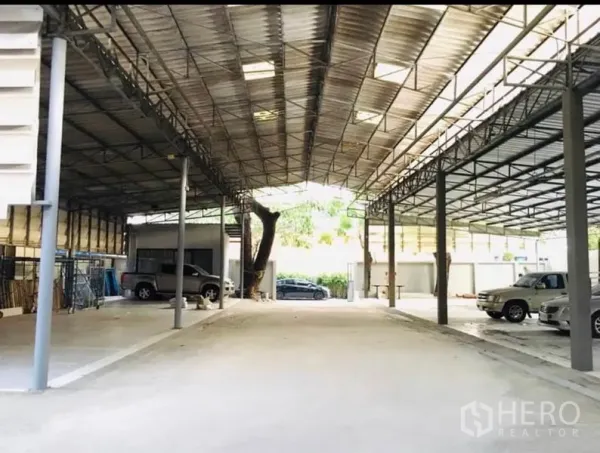 คลังสินค้า ให้เช่าในKhlong Toei, Bangkok - ทางวิ่งใต้หลังคาแบบมีหลังคาคลุม เสาพยุงเหล็ก พร้อมที่จอดรถ