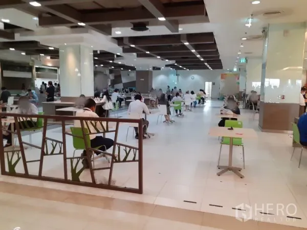 办公空间 出租在Bang Na, Bangkok - 大楼美食广场区域，现代桌椅与木质天花装饰