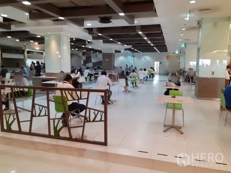 办公空间 出租在Bang Na, Bangkok - 大楼美食广场区域，现代桌椅与木质天花装饰
