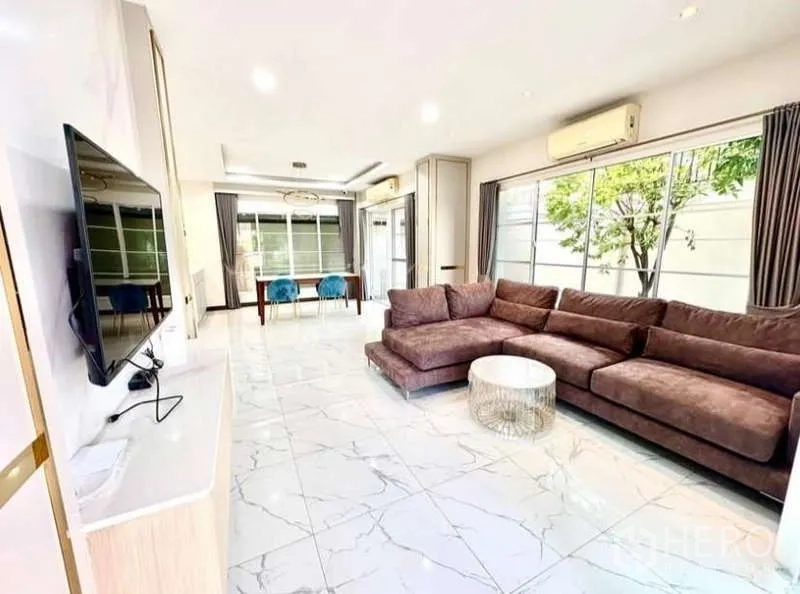 บ้าน ให้เช่าในPhasi Charoen, Bangkok - ห้องนั่งเล่นแปลนเปิด โซฟา L-shape ผนังทีวี และกระจกเต็มบาน