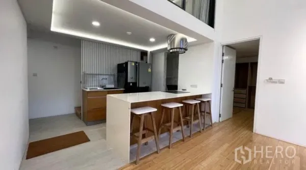 公寓 出租在Watthana, Bangkok - 开放式厨房设早餐吧、四把吧椅、双门冰箱与隐藏灯带