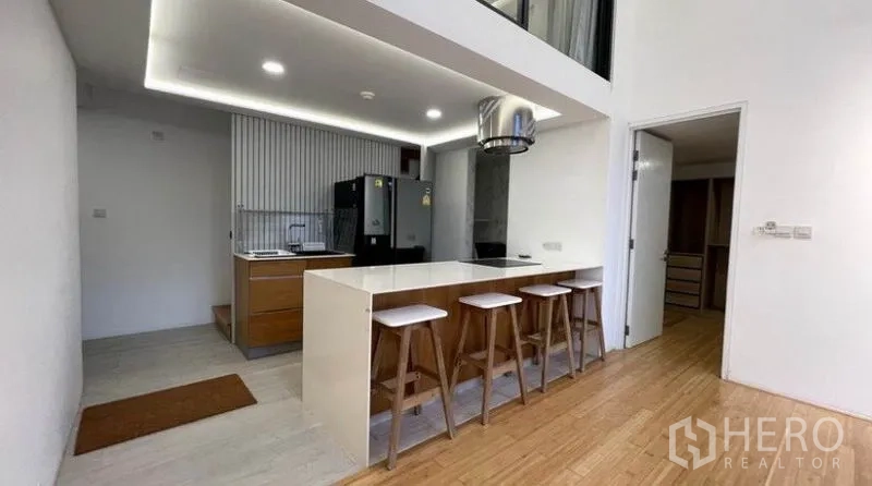 公寓 出租在Watthana, Bangkok - 开放式厨房设早餐吧、四把吧椅、双门冰箱与隐藏灯带