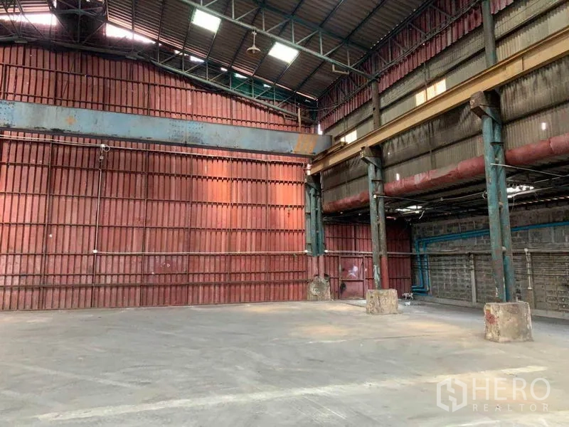 Warehouse for rent in Bang Kho Laem, Bangkok - Industrial bay featuring steel columns, beams and open floor area.