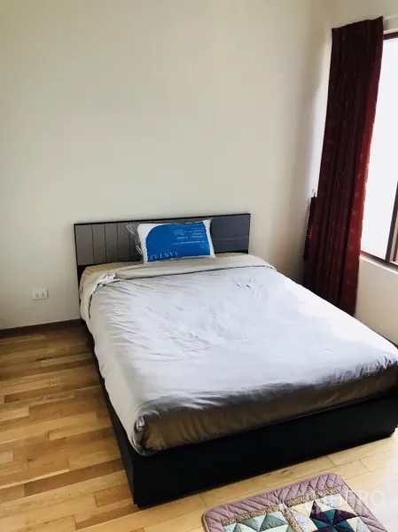 公寓 出租或出售在Khlong Toei, Bangkok - 第二卧室，双人床，木地板，带红色窗帘的窗户。