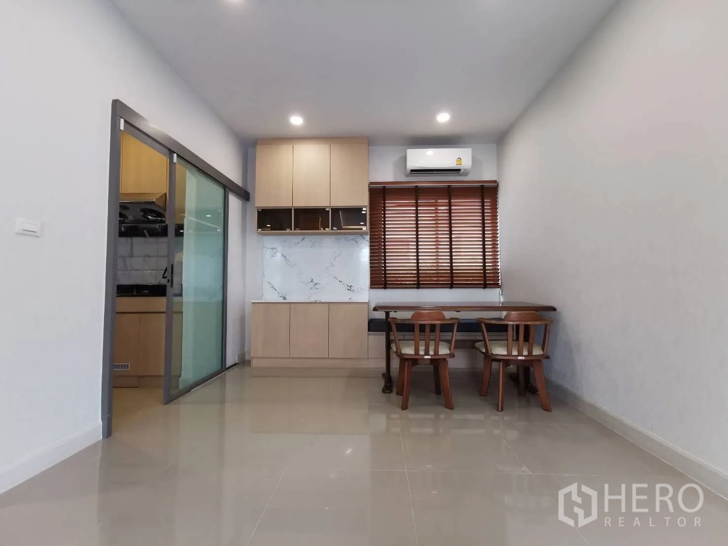 บ้านเดี่ยว for rent in Bang Phli, Samut Prakan - มุมทานอาหารติดประตูบานเลื่อนไปครัว มีตู้บิวท์อินและหน้าต่างมู่ลี่ไม้