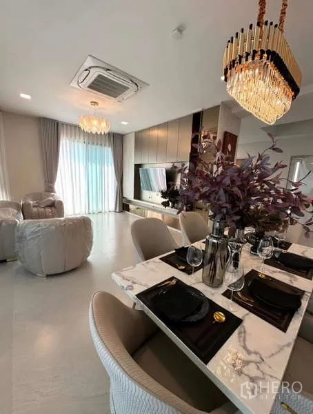 บ้าน ให้เช่าในSamut Prakan - พื้นที่ทานอาหารและนั่งเล่นแบบโอเพนแพลนพร้อมผนังทีวี