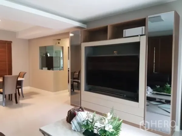 Detached House for rent in Bang Phli, Samut Prakan - Open living area with built-in TV wall, dining space and neutral décor.