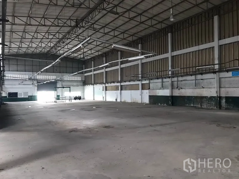 โรงงาน ให้เช่าในMueang Chon Buri, Chon Buri - อาคารโรงงานช่วงกว้าง โคมไฟแขวน ผนังช่องลม และประตูทางเข้าขนาดใหญ่