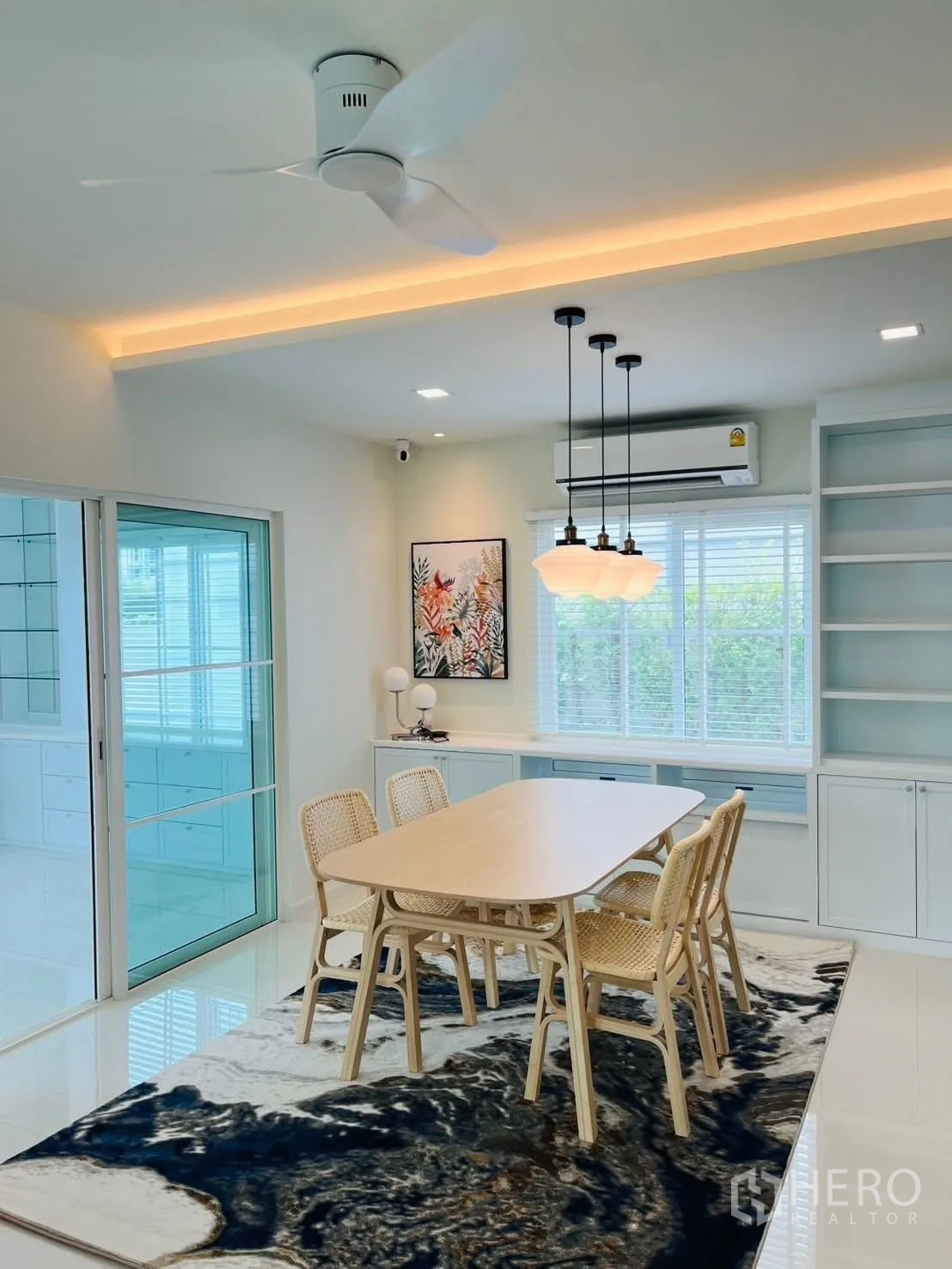 บ้านเดี่ยว for rent in Bang Phli, Samut Prakan - พื้นที่รับประทานอาหารมีพัดลมเพดาน โคมแขวนสามดวง และมุมมองสวน.