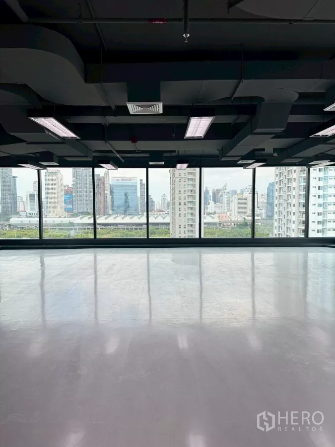 Office Space for rent in Din Daeng, Bangkok - Open-plan office floor with floor-to-ceiling windows and Bangkok skyline views.