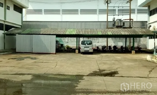 工厂 出售在Bang Phli, Samut Prakan - 厂区内带顶棚的停车棚，设有面包车与摩托车车位。
