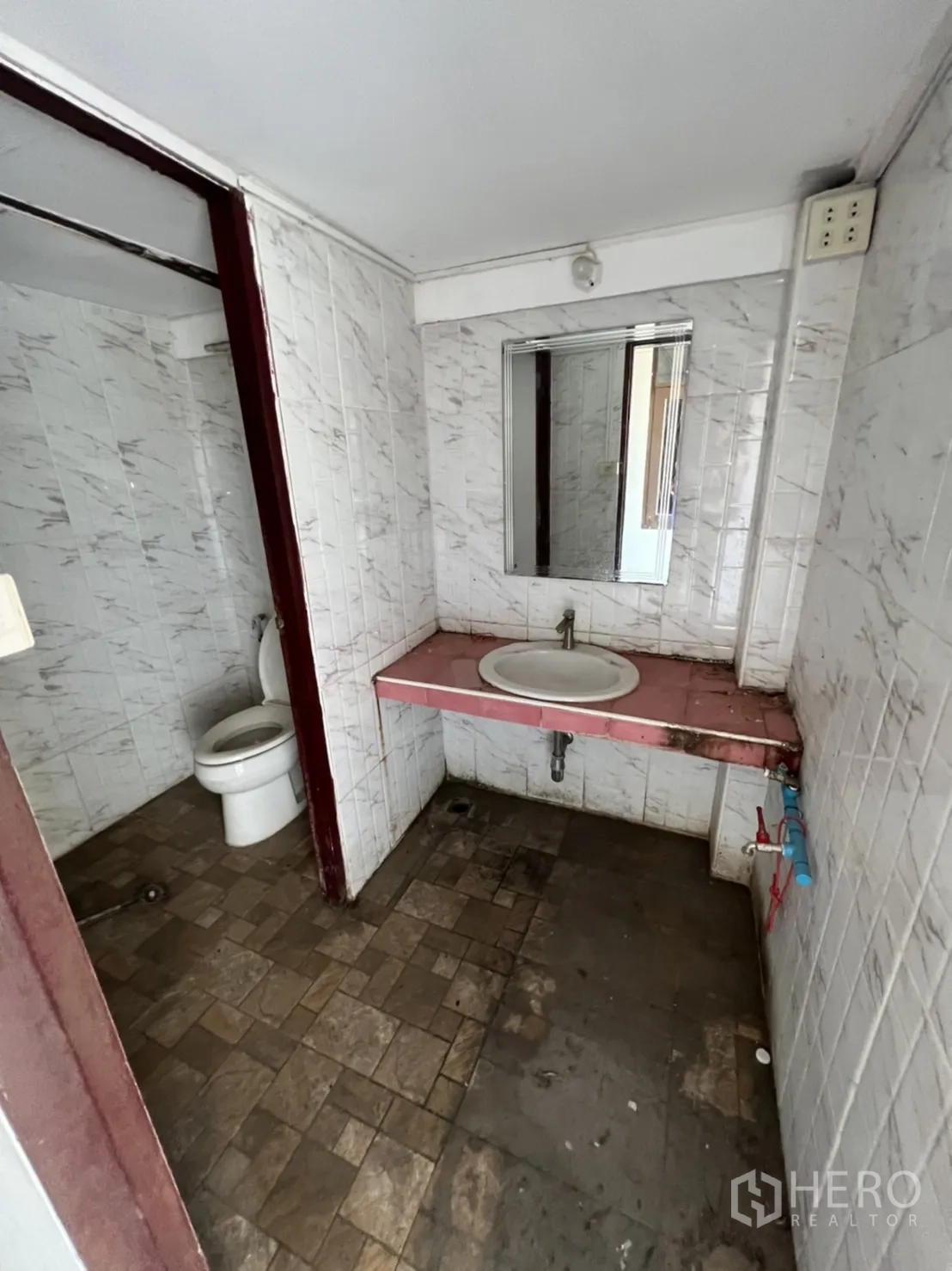 带办公室的家 出租在Watthana, Bangkok - 共用卫浴，设洗手盆与分隔式坐厕区。